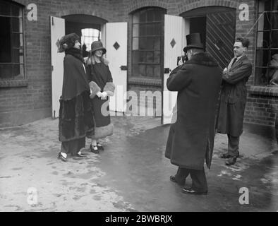 Duke of York visite une usine de bacon à Kidlington . Le duc de Marlborough photographie Lady Ottolines Morrell et sa fille . 7 février 1924 Banque D'Images