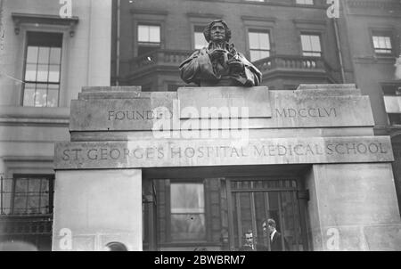 La statue commémorative du fondateur de la chirurgie scientifique dévoilée . Sir Humphry Rolleston a dévoilé à l'hôpital St George , une statue commémorative de John Hunter , le pionnier de l'anatomie et de la physiologie et le fondateur de la chirurgie scientifique . La statue après le dévoilement . 5 décembre 1924 Banque D'Images