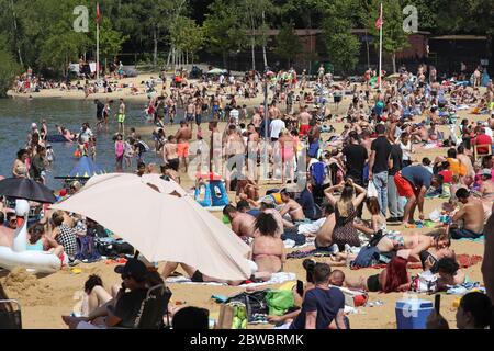 Les gens qui apprécient le beau temps au Ruislip Lido à Londres, comme le public est rappelé à pratiquer la distanciation sociale après la détente des restrictions de verrouillage. Banque D'Images