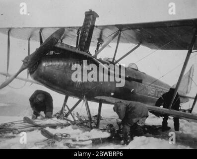 Tentative audacieuse de dériver à travers la mer polaire . Enfermé dans la glace pour vingt-quatre mois . L'expédition était équipée d'un avion Curtiss Oreole pour l'exploration géographique . Atterrissage après son troisième vol d'essai , l'avion a été écrasé dans une glace rugueuse . 1er janvier 1926 Banque D'Images