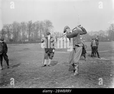 Golf : ball contre flèche entre l'Université de Cambridge et le Club Royston à Royston . R S Momber , du Trinity College , Cambridge , capitaine des Arches , et R H T Rowley , capitaine des Golfers . 13 mars 1926 Banque D'Images