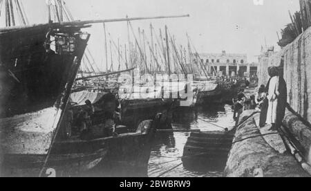 7,000 morts dans le cyclone et le tremblement de terre . Dans un désastre épouvantable dans le golfe Persique en raison de la pire tempête cyclonique de la mémoire vivante , on craint que 7,000 vies aient été perdues . Partie de la flotte de pêche de perles dans le golfe Persique . 26 octobre 1925 Banque D'Images