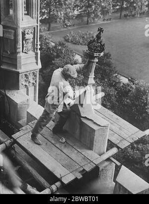 La décomposition et la préservation de la maçonnerie en pierres des chambres du Parlement . Tour Victoria du front Sud , illustrant le caractère dangereux de la maçonnerie en pierre fracturée . . 23 novembre 1925 Banque D'Images