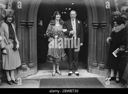 La fille de Lady Cynthia Graham se délèle . Le mariage a eu lieu sur toute la rue Saint' s Church Finchley , de M. K R Barnes et de Mlle D Graham . 12 décembre 1925 Banque D'Images