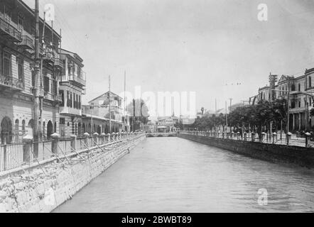 A signalé une attaque de Druse sur la plus ancienne ville du monde . Damas , bâtiments modernes sur la rivière Barada , qui traverse le centre de la ville . 28 août 1925 Banque D'Images