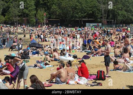 Les gens qui apprécient le beau temps au Ruislip Lido à Londres, comme le public est rappelé à pratiquer la distanciation sociale après la détente des restrictions de verrouillage. Banque D'Images