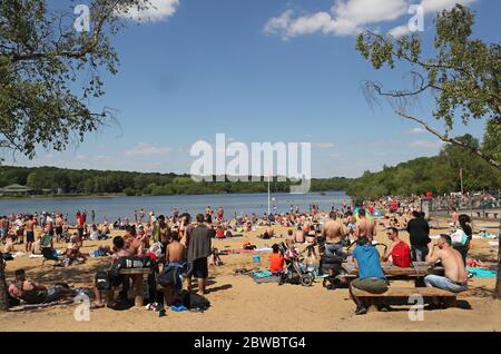 Les gens qui apprécient le beau temps au Ruislip Lido à Londres, comme le public est rappelé à pratiquer la distanciation sociale après la détente des restrictions de verrouillage. Banque D'Images