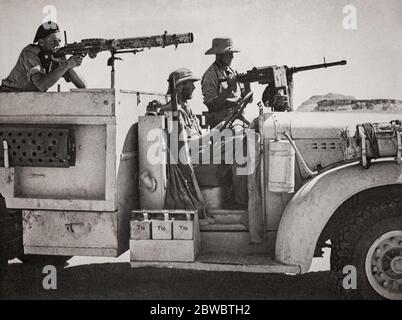 Soldats du Groupe du désert à longue portée (LRDG), unité de reconnaissance et de raids de l'Armée britannique pendant la Seconde Guerre mondiale. Il a été créé spécifiquement pour effectuer des pénétrations profondes, des patrouilles de reconnaissance secrètes et des missions de renseignement depuis l'arrière des lignes ennemies. Comme ils étaient des experts en navigation dans le désert, ils étaient parfois chargés de guider d'autres unités, y compris le Service aérien spécial et des agents secrets à travers le désert. Pendant la campagne du désert entre décembre 1940 et avril 1943, les véhicules du LRDG ont constamment fonctionné derrière les lignes de l'axe. Banque D'Images