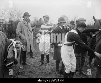 Oxford University point à point steeplechases à Stratton Audley . L'Hon H R Grosvenor qui a terminé deuxième dans la coupe Bullington avec son père Lord Stalbridge . 6 mars 1925 Banque D'Images