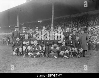 Nouvelle-Zélande contre le pays de Galles Rugby Union à Swansea . L'équipe réussie de Nouvelle-Zélande certains des joueurs dans l'ordre inconnu George Nepia , John Steel , Bert Cooke , Mark Nicholls , Snowy Svenson , Neil McGregor , Jimmy Mill , James Parker , Quentin Donald , Bull Irvine , Maurice Brownlie , Read Masters , Jock Richardson (c) , Cyril Brownlie , et les Cupples 29 novembre 1924 Banque D'Images