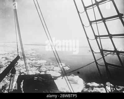 Tentative audacieuse de dériver à travers la mer polaire . Enfermé dans la glace pour vingt-quatre mois . Direction pour l'eau libre après trois ans en prise sans miséricorde de la glace . 1er janvier 1926 Banque D'Images