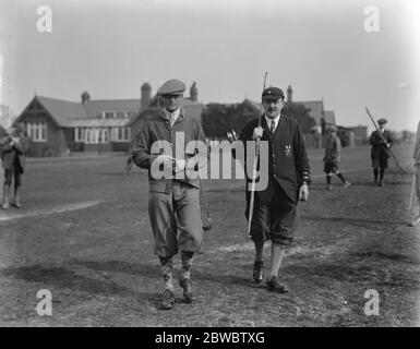 Golf : ball contre flèche entre l'Université de Cambridge et le Club Royston à Royston . R S Momber , de Trinity College , Cambridge , capitaine des Arches et R H T Rowley , capitaine des golfeurs . 13 mars 1926 Banque D'Images