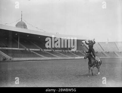 Le rodéo international commence à Wembley . Une cowgirl donne une exposition de trick Riding . 13 juin 1924 Banque D'Images