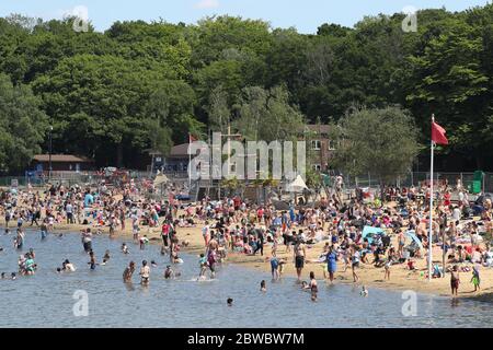 Les gens qui apprécient le beau temps au Ruislip Lido à Londres, comme le public est rappelé à pratiquer la distanciation sociale après la détente des restrictions de verrouillage. Banque D'Images