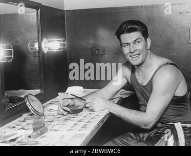 Le champion du monde des poids lourds embarque pour une visite de Vaudeville . Gene Tunney a mis l'accent sur le côté artistique de son prowese pugiliste en ouvrant un engagement théâtral au théâtre d'État de Loew , New York . 7 décembre 1926 Banque D'Images