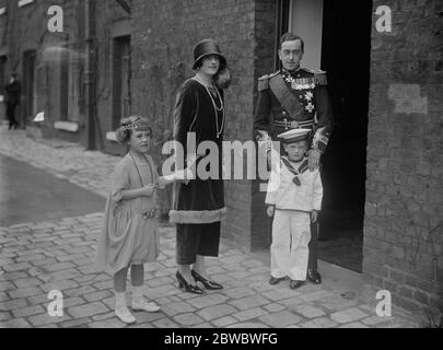 Le mariage de Lady Louise Mountbatten et du prince héritier de Suède à la chapelle royale , au Palais Saint-Jacques . Le marquis et le marchand de Milford Haven avec leurs deux petits enfants , qui ont agi comme des rames , le comte de Médina et Lady Tatiana Mountbatten . 3 novembre 1923 Banque D'Images