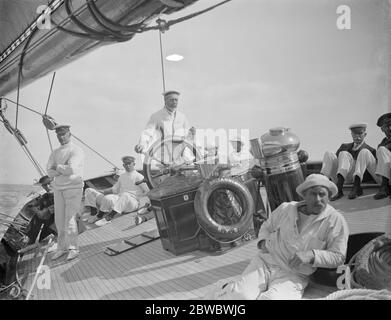 Le Roi prend la roue de son yacht Britannia . HM à la roue . 7 août 1924 Banque D'Images