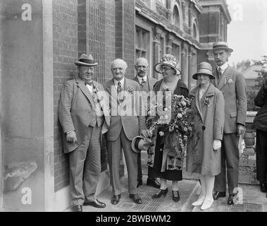 Le vice-amiral R Hall, candidat conservateur , est revenu à la tête du scrutin à Eastbourne par élection . Vice-amiral Hall avec son épouse après la déclaration du scrutin . 18 juin 1925 Banque D'Images