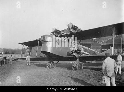 Les avions français se préparent pour le vol vers le lac Tchad quatre aviateurs français de premier plan commencent lundi à voler de Paris au lac Tchad une des deux machines « Jean Casale » 10 janvier 1925 Banque D'Images