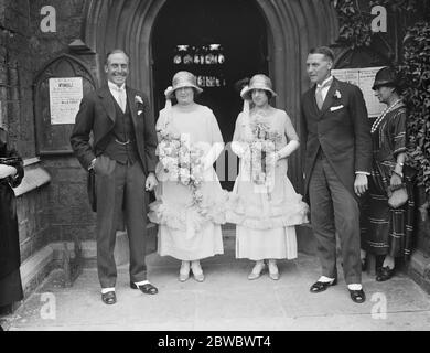 Le capitaine de cricket de l'Angleterre assiste au mariage de sa seule sœur . De gauche à droite : M. Arthur Gilligan , Mlle Abraham et Mlle Kimpton ( demoiselles d'honneur ) et M. Frank Gilligan à l'église Saint-Paul , colline Herne . 10 juillet 1924 Banque D'Images