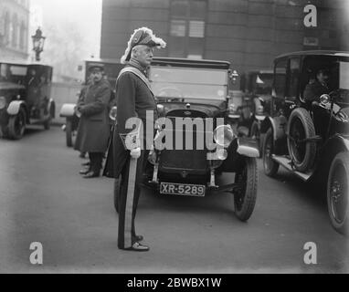 Le roi tient un lévee au Palais Saint-James . Grotte de Lord partant après le lévee . 18 mars 1924 Banque D'Images