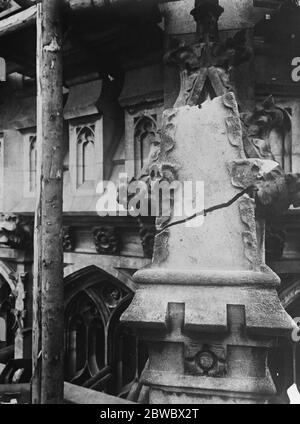 La décomposition et la préservation de la maçonnerie en pierres des chambres du Parlement . Vue sur la finiale crocketted jusqu'au contrefort volant du côté ouest de la tour centrale. 23 novembre 1925 Banque D'Images