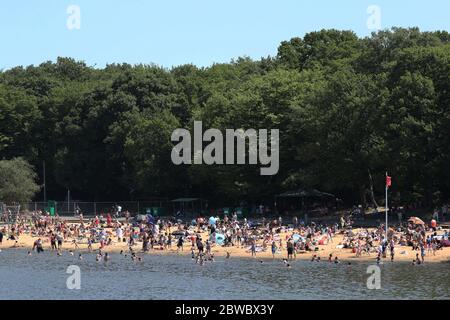 Les gens qui apprécient le beau temps au Ruislip Lido à Londres, comme le public est rappelé à pratiquer la distanciation sociale après la détente des restrictions de verrouillage. Banque D'Images