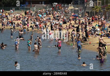 Les gens qui apprécient le beau temps au Ruislip Lido à Londres, comme le public est rappelé à pratiquer la distanciation sociale après la détente des restrictions de verrouillage. Banque D'Images