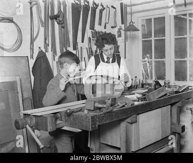 Préparation au festival Haslemere de musique de chambre ancienne . Famille célèbre qui font des instruments de temps vieux . Rudolf Dolmetsch ( à droite ) et Carl Dolmetsch , fils de M. Arnold Dolmetsch , dans la salle de travail . 23 janvier 1925 Banque D'Images