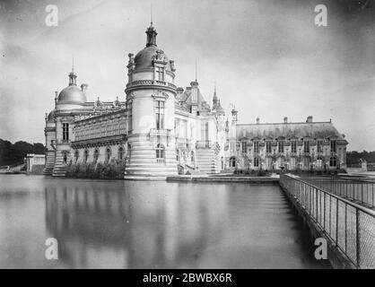 Bijoux historiques volés de la tour du Trésor du célèbre château . Grand Conde Ross Diamond volé au Château de Chantilly . La façade nord-ouest du Château , montrant la tour du Trésor en premier plan . 13 octobre 1926 Banque D'Images