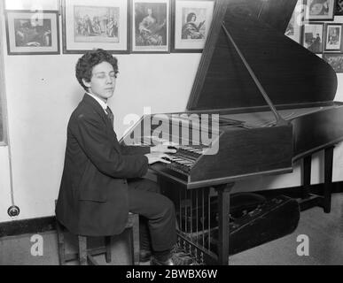 Préparation au festival Haslemere de musique de chambre ancienne . Famille célèbre qui font des instruments de temps vieux . Ridolf Dolmetsch , fils de M. Arnold Dolmetsch , jouant le clavecin . 23 janvier 1925 Banque D'Images