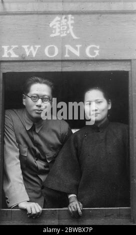 M. T V Soong ( Ministre des finances du gouvernement nationaliste du canton ) avec sa sœur , veuve du regretté Dr Sun Yat Sen . de Hong Kong 20 décembre 1926 Banque D'Images