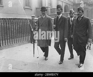 Le roi Feisul visite le cénotaph . Le roi Feisul d'Irak , qui a déposé une couronne sur le cénotaphe , est vu à Whitehall après la cérémonie du 7 octobre 1925 Banque D'Images