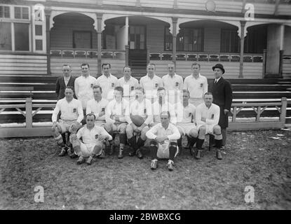 Angleterre contre le pays de Galles dans un match de rugby à Cardiff . L'équipe anglaise . Rangée arrière de gauche à droite : W H Acton ( Referee ) , R G Hanvey , E Stanbury , H C Burton , H G Petiton , H C Catcheside , H J Kittermaster et Engr Cmdr S F Coopper , R N ( R U Secretary ) . Rangée du milieu : A Robson , J S Tucker , A T Voyce , W W Wakefield , W G E Luddington , R Hamilton Wickes , A R Aslett . Au sol : T E S Francis et J R B Worton . 16 janvier 1926 Banque D'Images