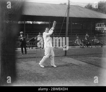 Henry John Enthoven du Middlesex County Cricket Club, et le capitaine de l'Université de Cambridge , se réchauffant dans les filets de batting . 1926 Banque D'Images