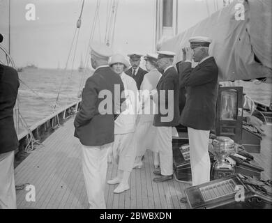 Le Roi prend la roue de son yacht Britannia . 7 août 1924 Banque D'Images