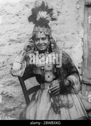 Champion du monde femme fumeur de cigarette . Une femme Ouled Nail de Biskra , qui fume de cent à cent vingt cigarettes par jour . 14 octobre 1924 Banque D'Images