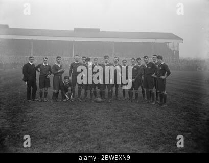 Oxford batte Cambridge dans une grande lutte de rugby à Twickenham l'équipe d'Oxford 9 décembre 1924 Banque D'Images