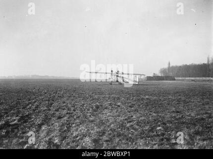 Les avions français se préparent pour le vol vers le lac Tchad quatre aviateurs français de premier plan commencent lundi à voler de Paris au lac Tchad une des deux machines ' Roland Garros ' 10 janvier 1925 Banque D'Images