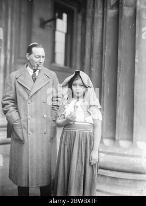 Un des habitants de Maya Kekchi visite l'Angleterre . M. F A Mitchell Hedges a prononcé une conférence au British Museam sur ses découvertes dans l'intérieur du Honduras britannique . Une figure intéressante était une fille indienne de la course Maya Kekchi . Le conférencier avec la fille indienne . 10 janvier 1926 Banque D'Images