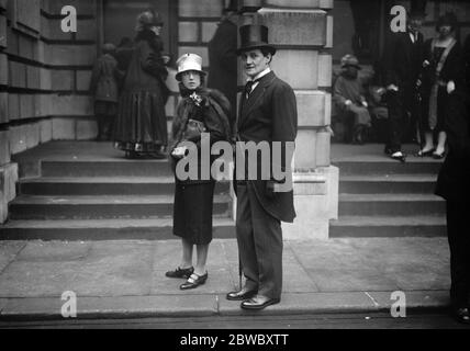 Journée privée avec vue à l'Académie royale. M. et Mme Henry Ainley . 30 avril 1926 Banque D'Images