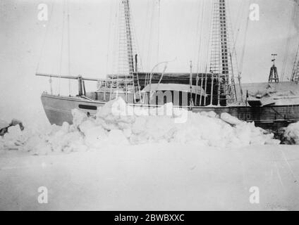 Tentative audacieuse de dériver à travers la mer polaire . Enfermé dans la glace pour vingt-quatre mois . La glace , de 10 t à 16 pi d'épaisseur , a été écrasée en morceaux contre le côté du navire et empilée devant lui . En raison de la forme spéciale de la ' Maud ' , cependant , la plus grande partie de la glace écrasée a été forcée sous le navire . 1er janvier 1926 Banque D'Images