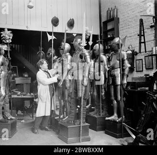 Des costumes d'armure merveilleux pour l'exposition de l'Empire britannique . M. Hal Furmage , l'autorité experte en armure ancienne , est responsable de l'organisation de la collection fine au Pavillon du Gouvernement à Wembley . M. Furmage organisant des combinaisons complètes d'armure des XVIe et XVIIe siècles . 15 avril 1924 Banque D'Images