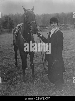 La seule femme maître des Hounds aux États-Unis . Mme Tucker Burr , Jr , de Boston , la seule femme maître des Hounds aux Etats-Unis . 18 novembre 1925 Banque D'Images