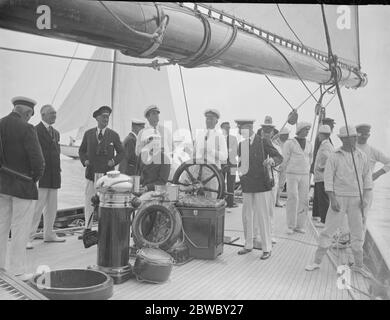 Le Roi prend la roue de son yacht Britannia . Un incident qui a beaucoup amusé HM yachts volant les uns les autres le vent à East Lete Bouy . En raison d'une absence presque complète de vent les yachts ont trouvé beaucoup de difficulté à faire le tour du bouy . 7 août 1924 Banque D'Images