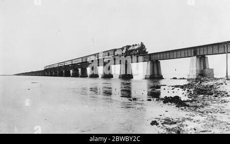 Brisé à plusieurs endroits par l'ouragan de Floride . Le célèbre flyer de la Florida East Coast Railway traversant une section de l'extension de 7 miles qui relie le continent de Floride à Key West . 22 septembre 1926 Banque D'Images