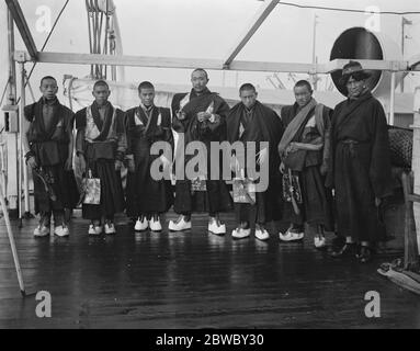 Les premiers Lamas à visiter l'Europe à Londres . Arrivée à Victoria Docks . Les sept Lamas sur l'Atsuta Maru à Victoria Docks . 1er décembre 1924 Banque D'Images