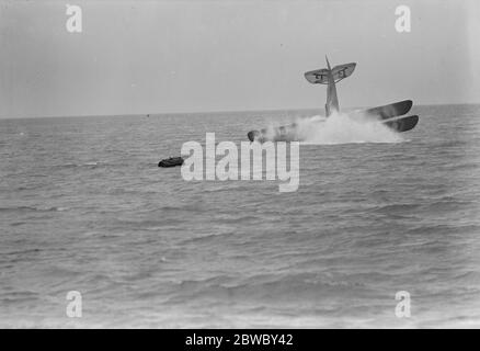 L'avion plonge dans la mer : un test incroyable au large de Felixstowe . La machine s'écrasant dans la mer . 2 mai 1924 Banque D'Images