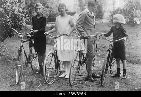 Les enfants heureux d'un Empress tragique . Une image intéressante vient de recevoir la Villa Lequeitio , Espagne , montrant de gauche à droite , l' Archiduc Robert , l' Archiduchesse Adelaide et les Archidukes Otto et Karl Ludwig avec les vélos qui leur sont donnés par le roi Alfonso . Ce sont les enfants de l'impératrice tragique Zita d'Autriche. 14 décembre 1926 Banque D'Images