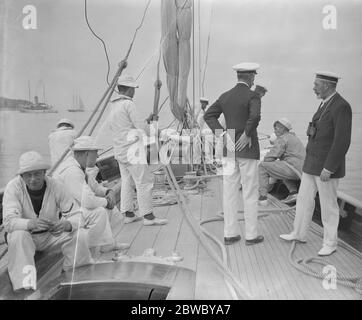 Le Roi prend la roue de son yacht Britannia . 7 août 1924 Banque D'Images